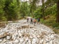 02 ueber den vom Hochwasser stark ausgeschwaemdem Weg in Richtung Trawiesalm